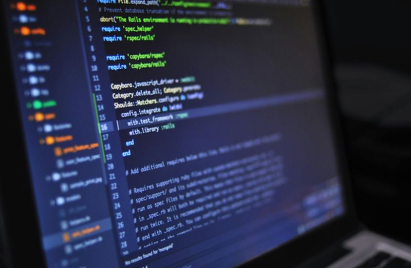 מסך מחשב נייד מציג עורך קוד עם נושא כהה עם טקסט רב-צבעוני. הקוד, שנכתב בשפת תכנות, כולל פונקציות, ספריות והצהרות דורשות, כולם מכוונים לתרגום תוכנות עבור קהלים בינלאומיים תוך התחשבות בהבדלים תרבותיים עדינים. הרקע מטושטש.