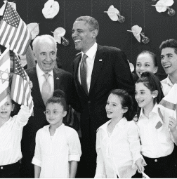 קבוצת אנשים, ביניהם שני מבוגרים וכמה ילדים, מחייכים ומחזיקים דגלים. המבוגרים, אולי מייצגים את חבר תרגומים, בחליפות בעוד הילדים לובשים בגדים בהירים. ברקע, קיר עם אלמנטים דקורטיביים משלים את הסצנה.