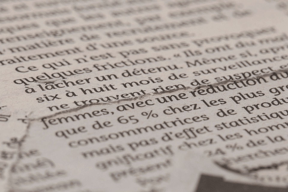 Close-up of a torn piece of printed paper with text in French and some annotations in עברית. The focus is on a section mentioning a six to eight-month period of surveillance and a 65% statistic. The text appears slightly faded, possibly suggesting the need for תרגום טקסטים, and the edges are unevenly torn.