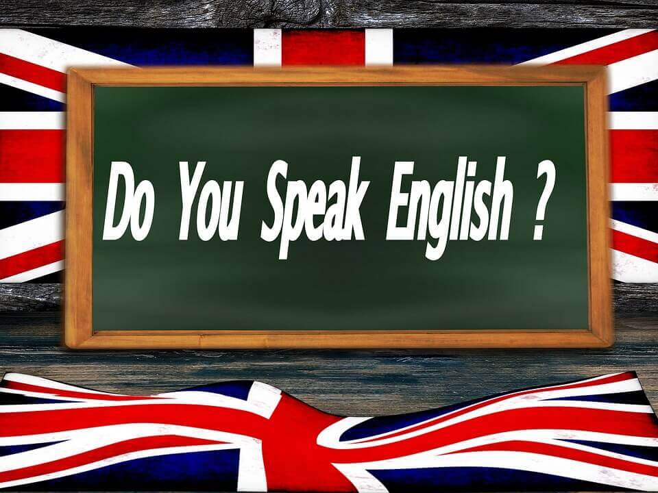 לוח גיר ירוק עם הטקסט Do You Speak English? מוצג, ממוסגר על ידי האדום, הלבן והכחול המודגש של היוניון גק. הסצנה המזמינה הזו מדברת לאלו המחפשים תרגום מקצועי - אנגלית לעברית - להבנה טובה יותר בין תרבויות.