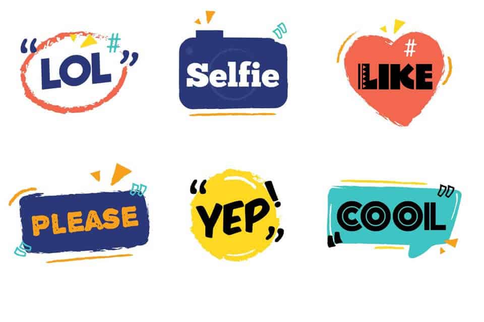 אוסף של עיצובי מילים צבעוניים: LOL עם קו מתאר כתום, סלפי על צורת מצלמה כחולה, #LIKE על לב אדום, PLEASE בכתום ונייבי ו-COOL בשחור על רקע כחול. השפה החזותית הדינמית הזו לוכדת סלנג של ימינו.