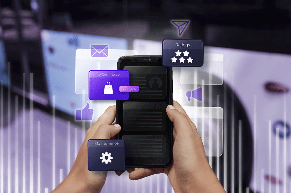 ידיים אוחזות בסמארטפון עם אייקונים דיגיטליים, המסמלים מסחר אלקטרוני (שקית קניות), דירוגים (כוכבים), אימייל, תחזוקה (ציוד) ומעורבות במדיה חברתית (אגודל למעלה). הממשק הטכנולוגי המטושטש ברקע מדגיש את ההתמקדות הגלובלית בשיפור החווית הלקוח.