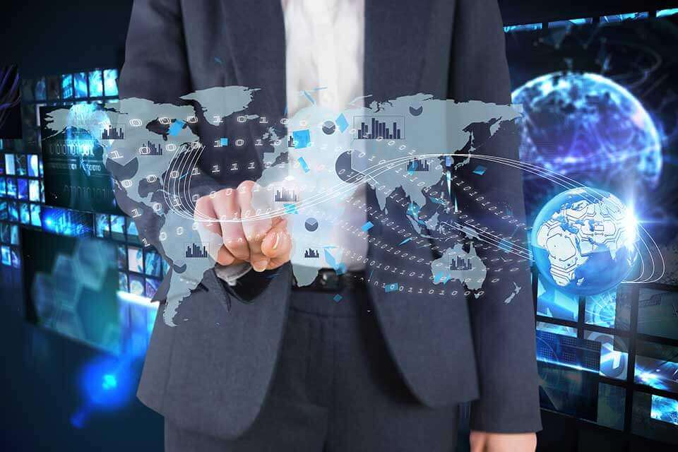 אדם בחליפה עוסק במפת עולם דיגיטלית שקופה, תוך הדגשת גלובליזציה באמצעות נקודות נתונים וקווים מחוברים. מסכים מרובים מציגים תוכן דיגיטלי, מרמזים על מאמצי לוקיזציה. גרפיקת גלובוס עומדת בולטת ברקע.