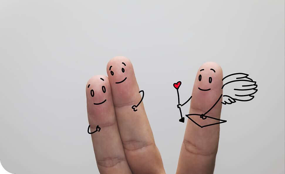 שלוש אצבעות על רקע לבן. לשני הראשונים יש פרצופים מחייכים ומחזיקים ידיים, מגלמים אהבה טהורה. האצבע השלישית עשויה כקופידון קטן עם כנפיים, קשת וחץ בצורת לב.